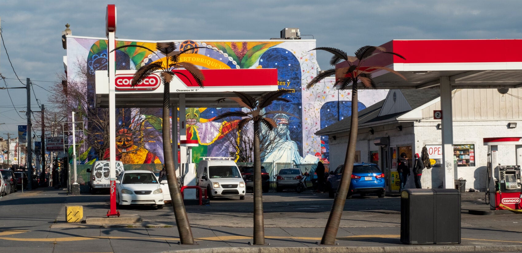 Taller Puertoriqueño sits on 5th street, right across the street from a 47 bus stop. | Taller Puertoriqueño se encuentra en la calle 5, enfrente de la parada de el 47. (Photo by Eugenio Salas for WHYY)