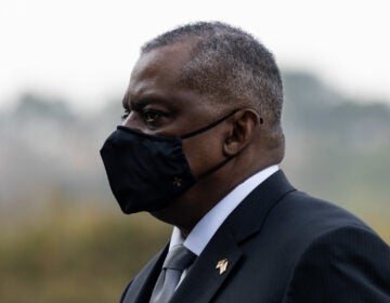 Lloyd Austin wears a face mask