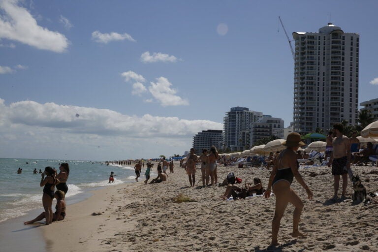 nadworny120321_miamibeach0050_slide-d59c8e4dc4536a2cb8cf11df9ee7fcccefc28523-s1600-c85 People flock to Miami Beach