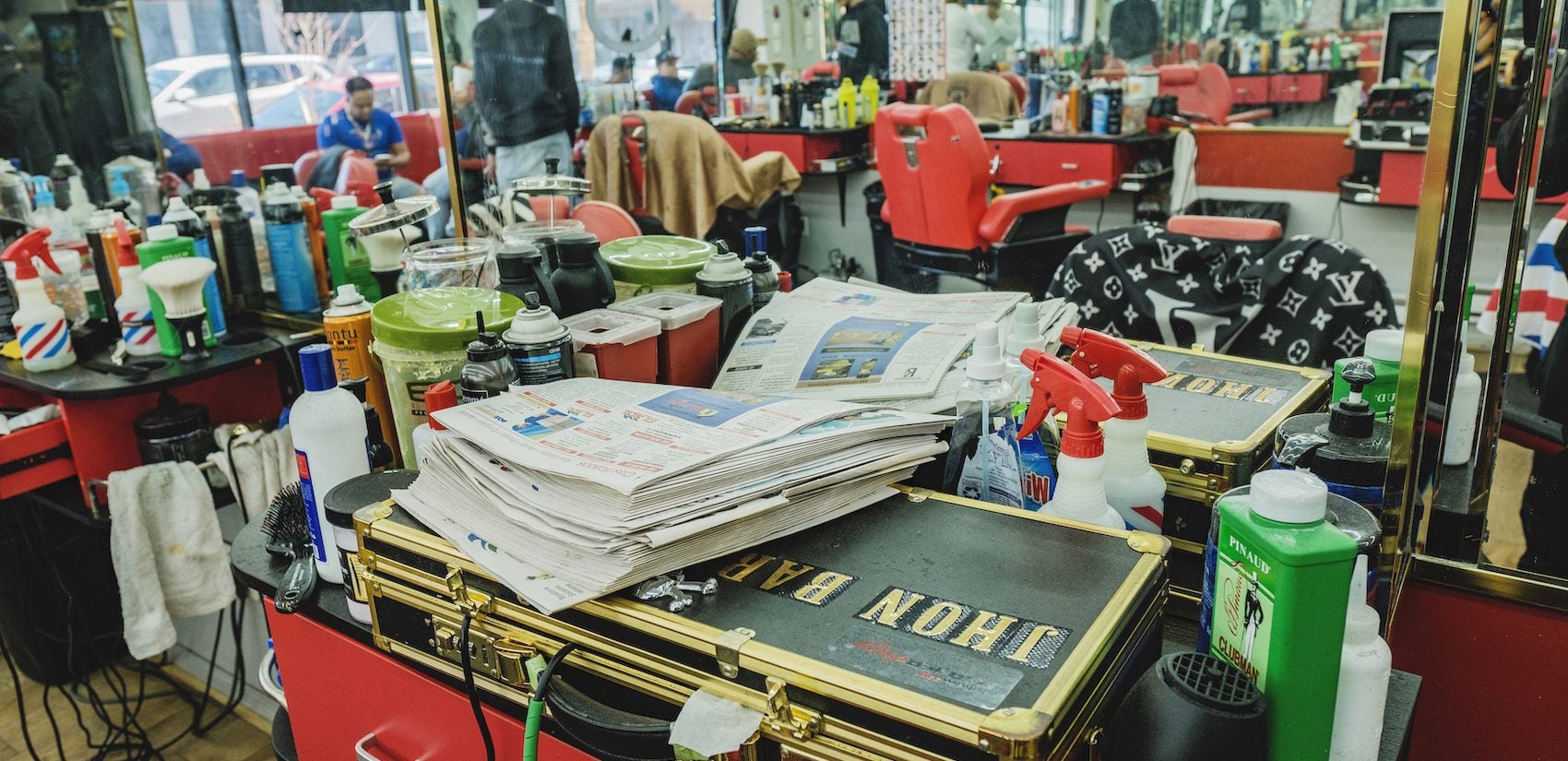 La Salsa Barber Shop serves the surrounding community on North Fifth Street, mostly Black and Latino Philadelphians from the area. | La mayoría de los clientes de La Salsa Barber Shop son latinos y afroamericanos del área local. (Photo by Bernardo Morillo/WHYY)