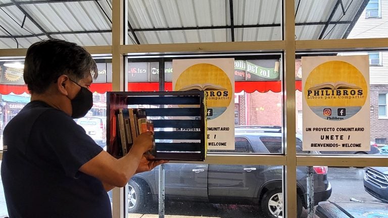 Edgar Ramírez fills up the wooden library with books