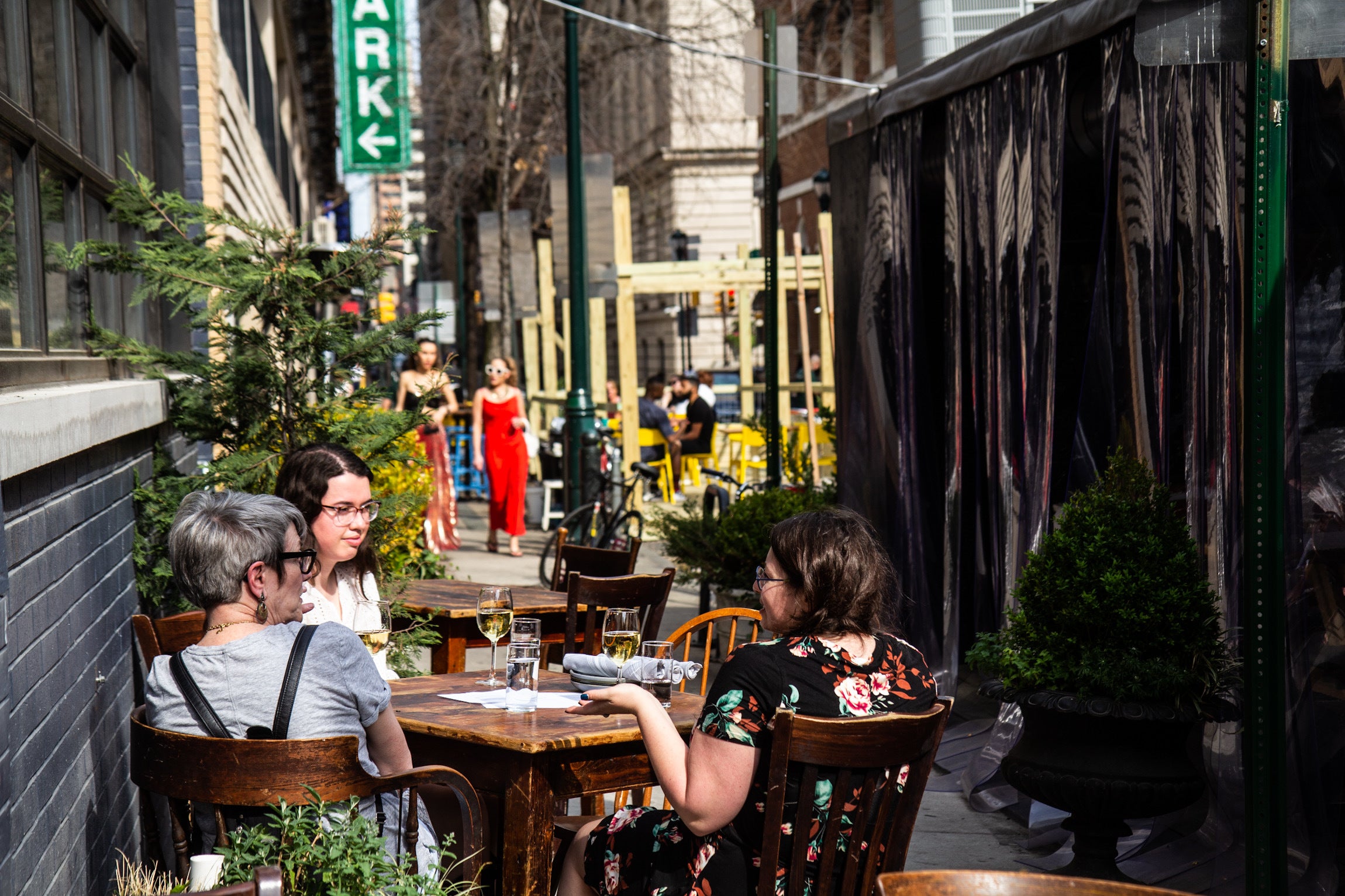 The 1500-1600 block of Sansom Street in Center City is closed for outdoor dining. (Kimberly Paynter/WHYY)