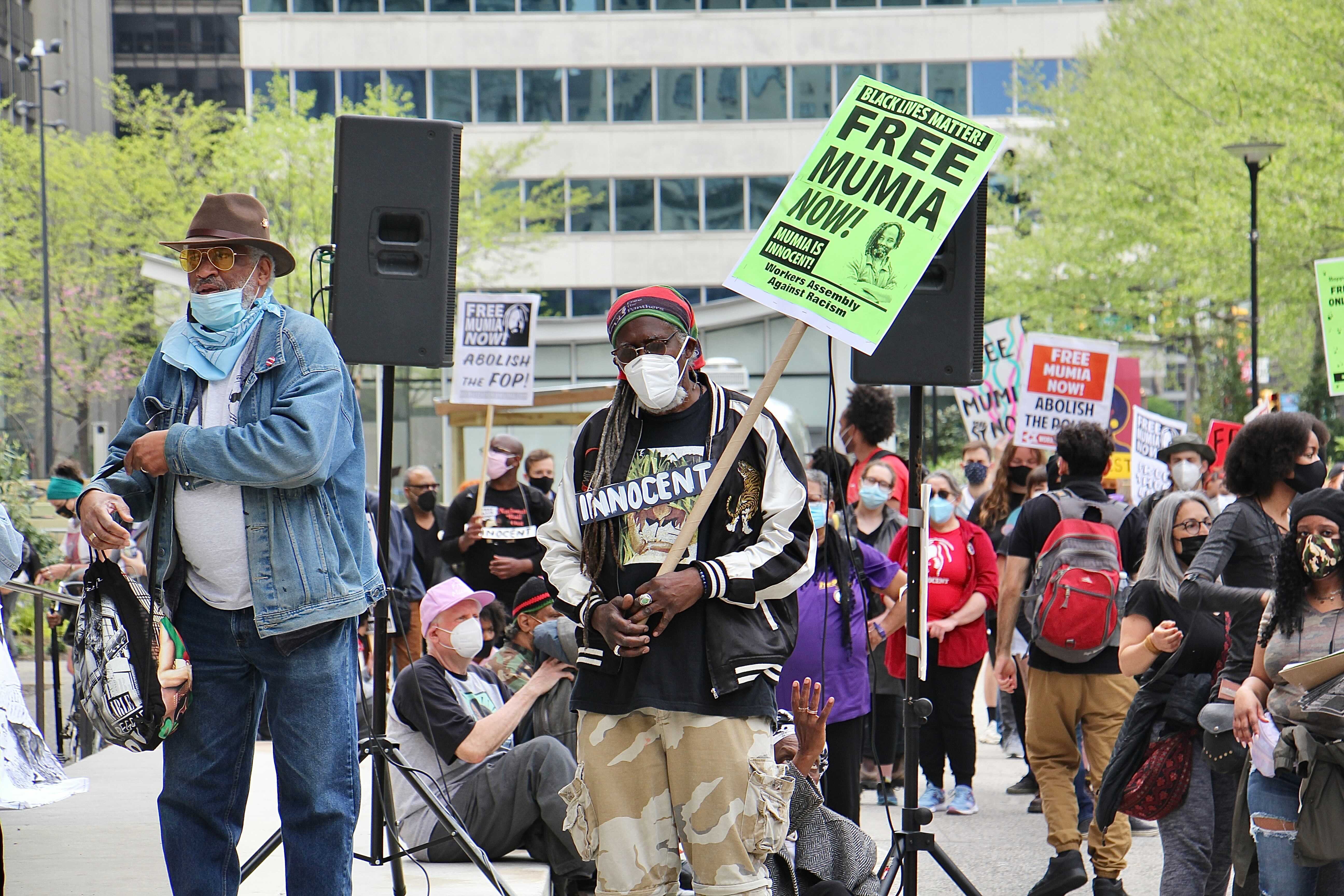 Hundreds gather at City Hall to demand the release of Mumia Abu-Jamal. (Emma Lee/WHYY)