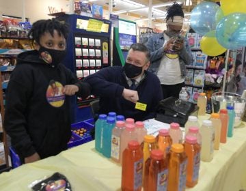 Micah Harrigan interacts with Jeff Brown at a pop-up at the ShopRite of Oregon Avenue. (Abdul R. Sulayman/Philadelphia Tribune)