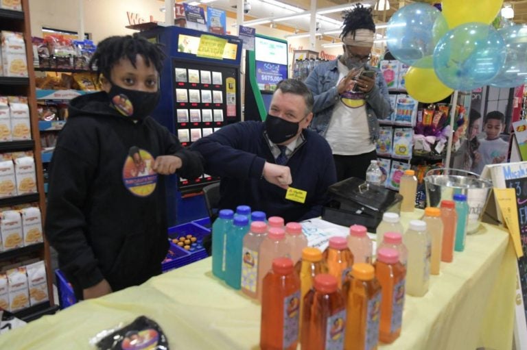 Micah Harrigan interacts with Jeff Brown at a pop-up at the ShopRite of Oregon Avenue. (Abdul R. Sulayman/Philadelphia Tribune)