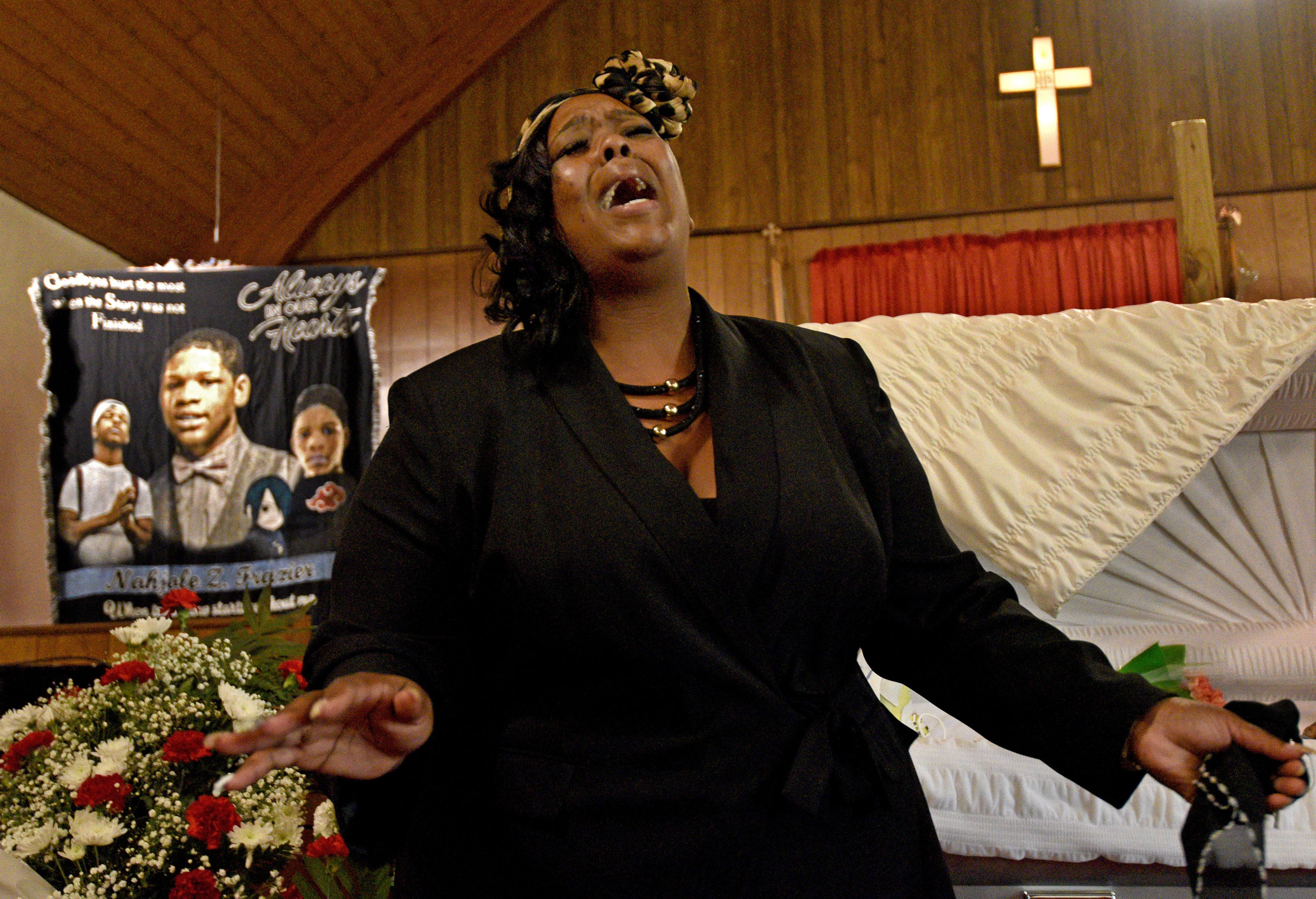 Nyzia Easterling sings at the funeral for Nah'Jole Frazier