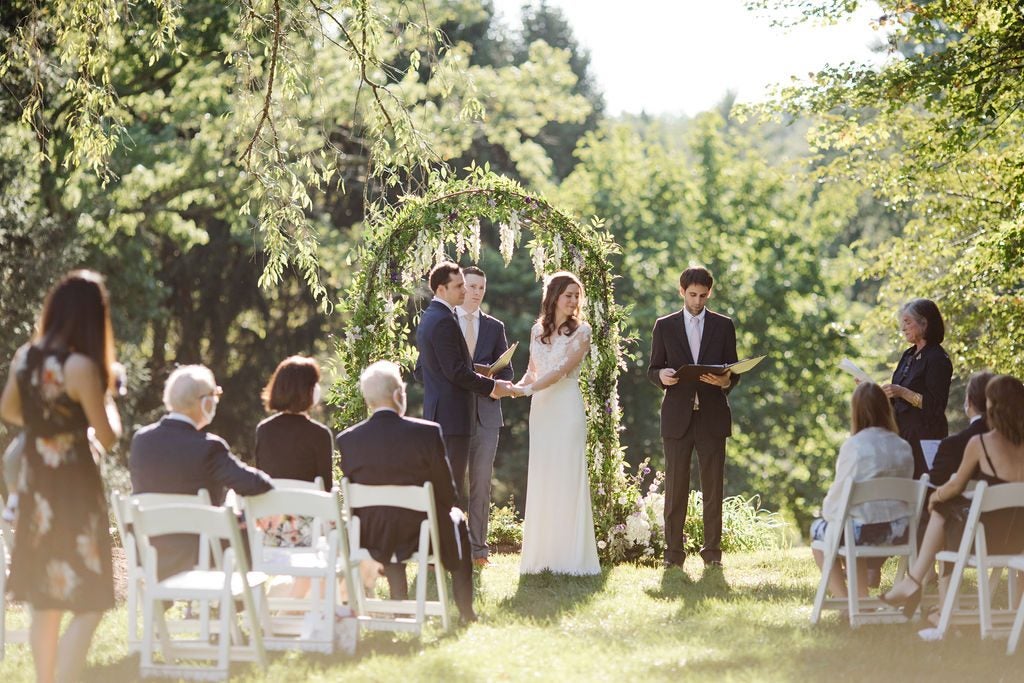 Jaclyn Fisher a planifié le mariage de Kristin et Jamie, qui avaient leur famille immédiate dans la cour des parents de Kristin en septembre 2020. Ils organisent une grande fête en 2022. (Asya Photography)