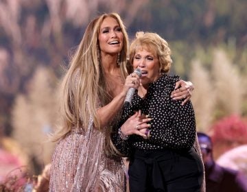 Jennifer Lopez and her mother Guadalupe Rodríguez perform onstage