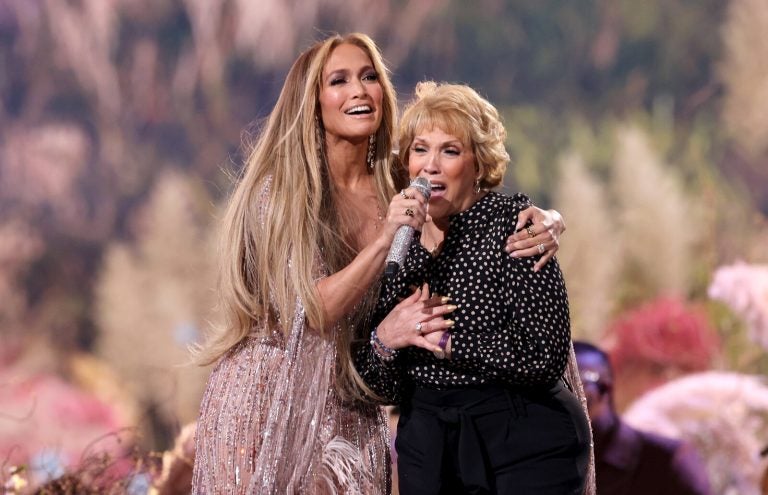 Jennifer Lopez and her mother Guadalupe Rodríguez perform onstage