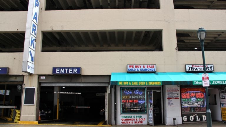 A Philadelphia parking garage at 8th and Chestnut streets. (Emma Lee/WHYY)