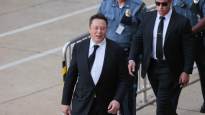 Elon Musk leaves the New Castle County Courthouse