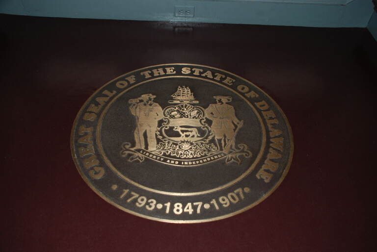 Delaware Legislative Hall state seal (Wikimedia / Adavyd)