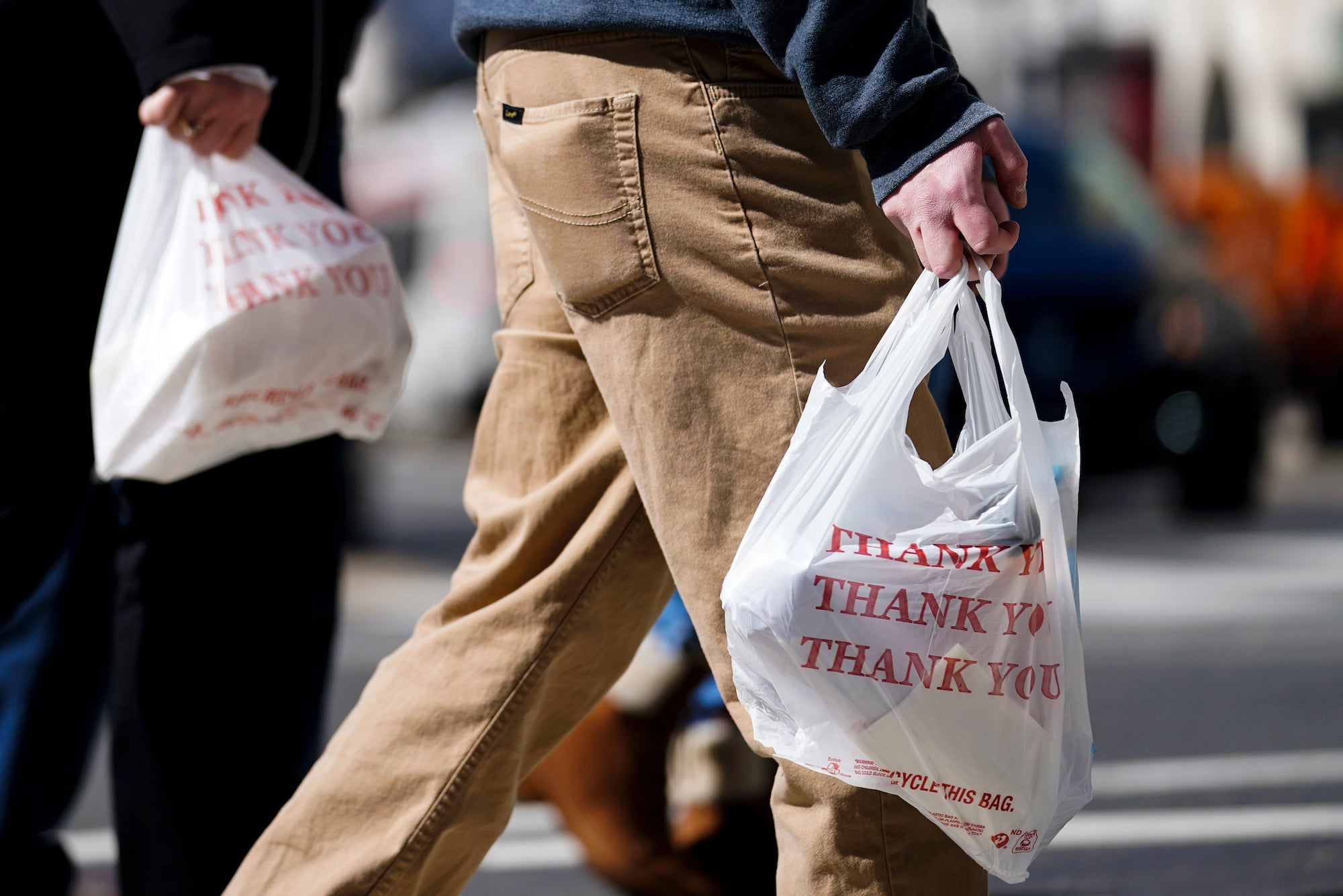 New Jersey bans plastic and paper bags as of 2022