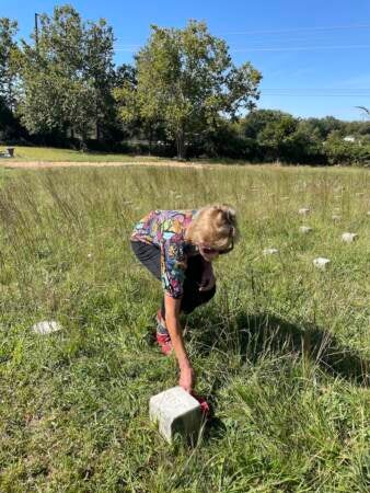 Faith Kuehn at Sarkisian's grave. (Cris Barrish/WHYY)