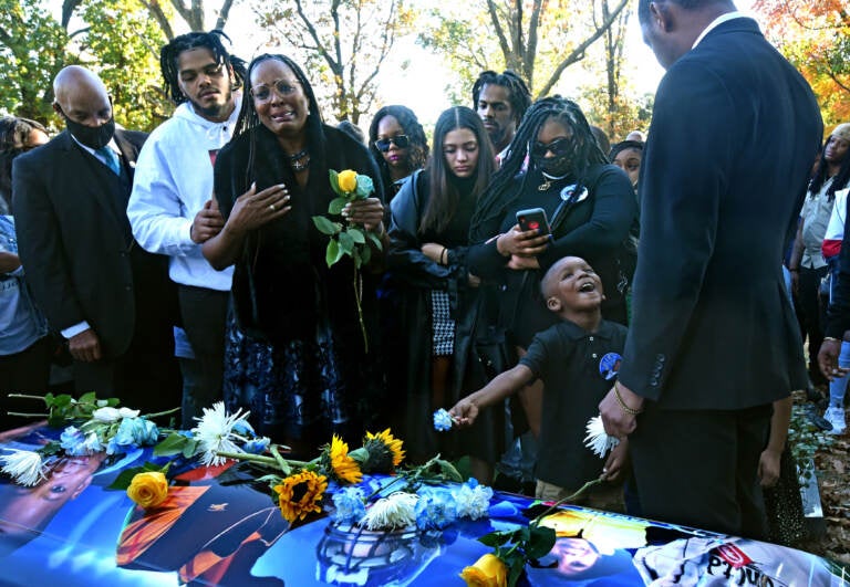 College football player walks onto field with his two dogs after parents  die before his Senior Day