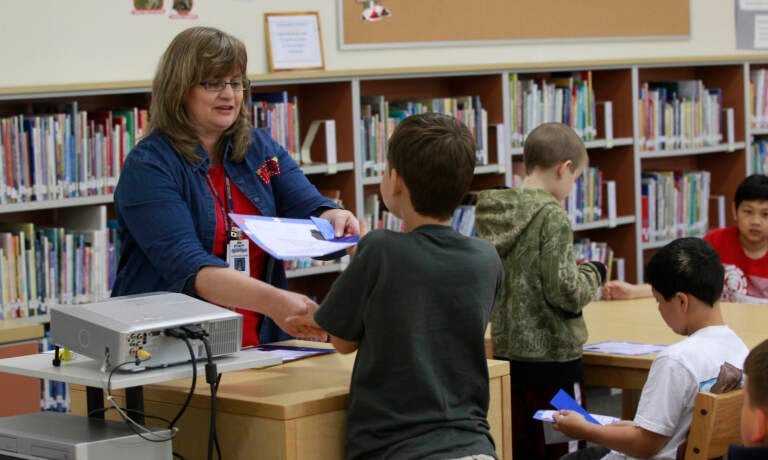 At other schools across the country, administrators have started to view school libraries as luxuries that can be cut from school budgets.(AP Photo/Ted S. Warren)