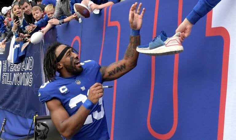 Photos: Giants sign autographs