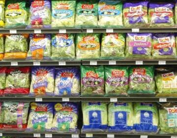 Pre-Packaged salad sits on the shelf at a Bell Market grocery store June 19, 2003 in San Francisco, California.   (Photo by Justin Sullivan/Getty Images)