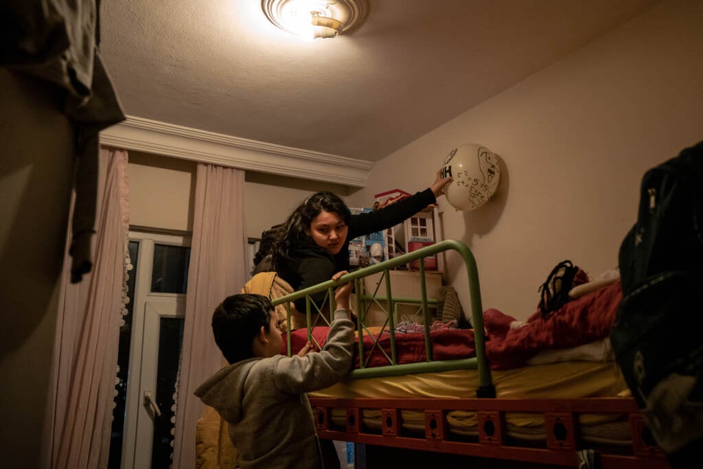 Aysu and Lütfullah play with a balloon in their bedroom