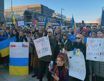 Hundreds of people rallied on Sunday, Feb. 27 at Independence Mall to show solidarity with Ukraine. (Tennyson Donyéa/WHYY)