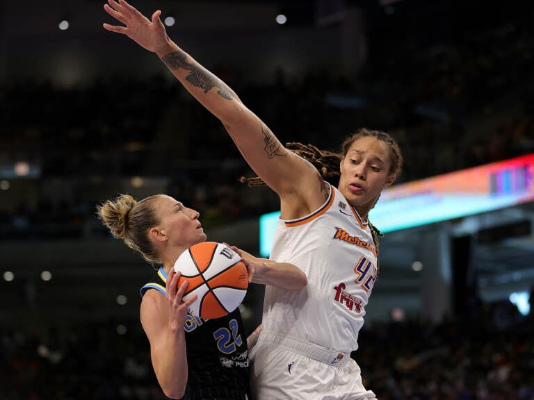 File photo: Courtney Vandersloot #22 of the Chicago Sky drives to the basket against Brittney Griner #42 of the Phoenix Mercury during Game Four of the WNBA Finals at Wintrust Arena on October 17, 2021 in Chicago, Illinois. (Stacy Revere/Getty Images)