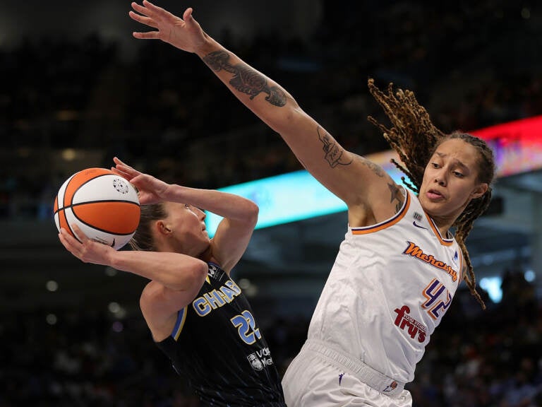 WNBA players Brittney Griner (right) of the Phoenix Mercury and Courtney Vandersloot of the Chicago Sky compete during the WNBA Finals in Chicago in October 2021. (Stacy Revere/Getty Images)