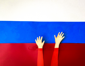 Valeriya Kamelkova, artist and sculptor, illustrates the Russian flag and a pool of blood. (Valeriya Kamelkova)