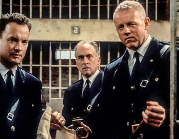 Tom Hanks, David Morse, and Jeffrey DeMunn opening a jail cell door in The Green Mile