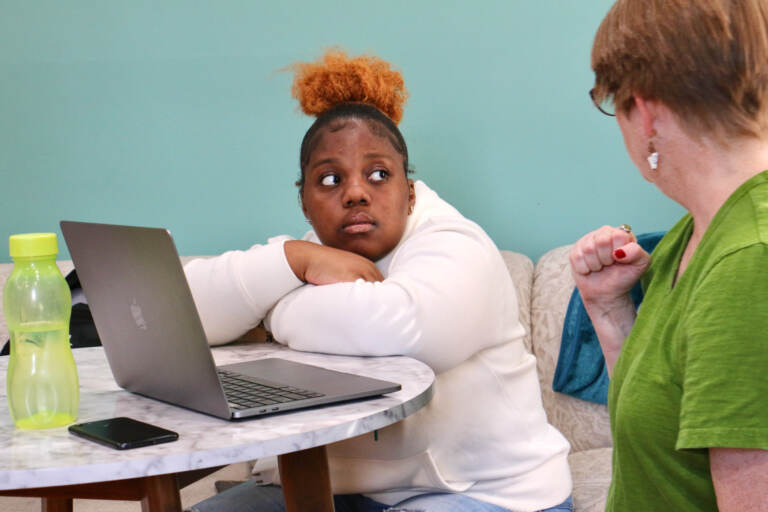 Presley Barner works with tutor Stephanie Schechner at YEAH Philly. (Emma Lee/WHYY)