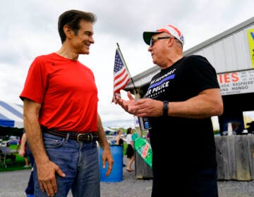 Mehmet Oz speaks with a campaign event attendee