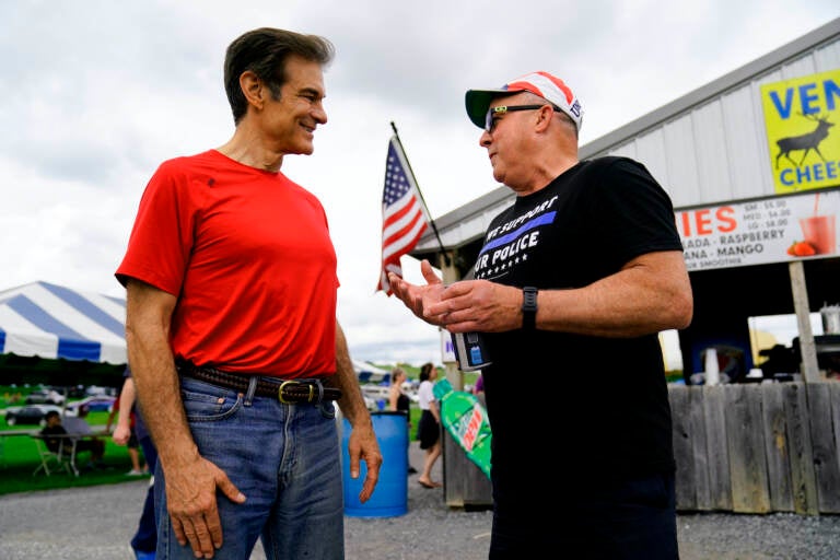 Mehmet Oz speaks with a campaign event attendee