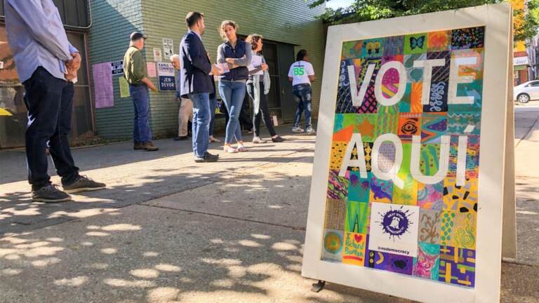 a sign reads vote aqui