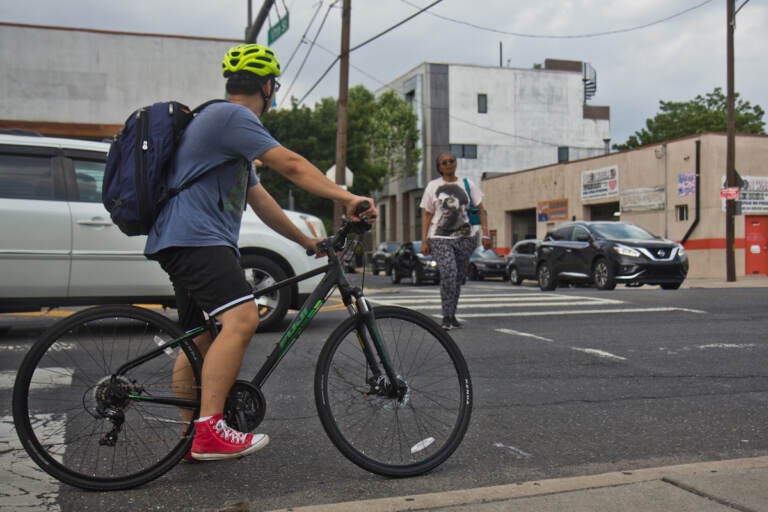 17th and Washington Avenue, a main thoroughfare, in South Philadelphia. (Kimberly Paynter/WHYY)