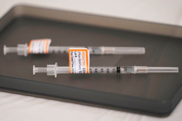 File photo: Prepared Pfizer COVID-19 vaccine syringes for children ages 5 to 11 and adults are displayed on a table at Northwest Community Church in Chicago, Dec. 11, 2021. (AP Photo/Nam Y. Huh, File)