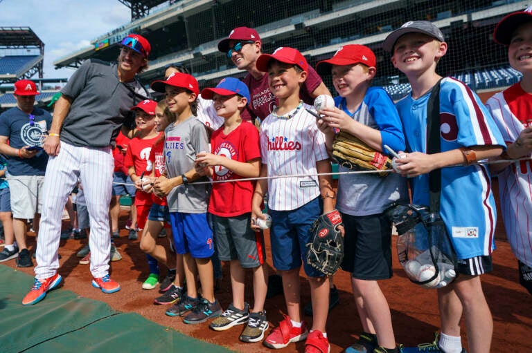 Phillies' Bryce Harper asks for fan's hat, trades his own