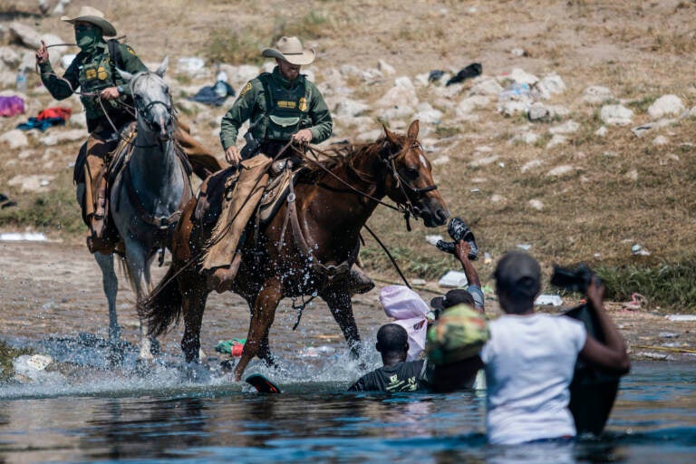 File photo: Mounted U.S. Border Patrol agents attempt to contain migrants as they cross the Rio Grande from Ciudad Acuña, Mexico, into Del Rio, Texas, Sept. 19, 2021.(AP Photo/Felix Marquez, File)