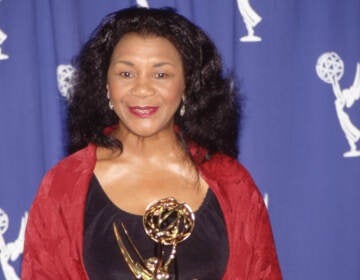 Actress Mary Alice holding her Emmy Award in the press room in 1993.
(Dan Watson/Disney General Entertainment Content via Getty Images)