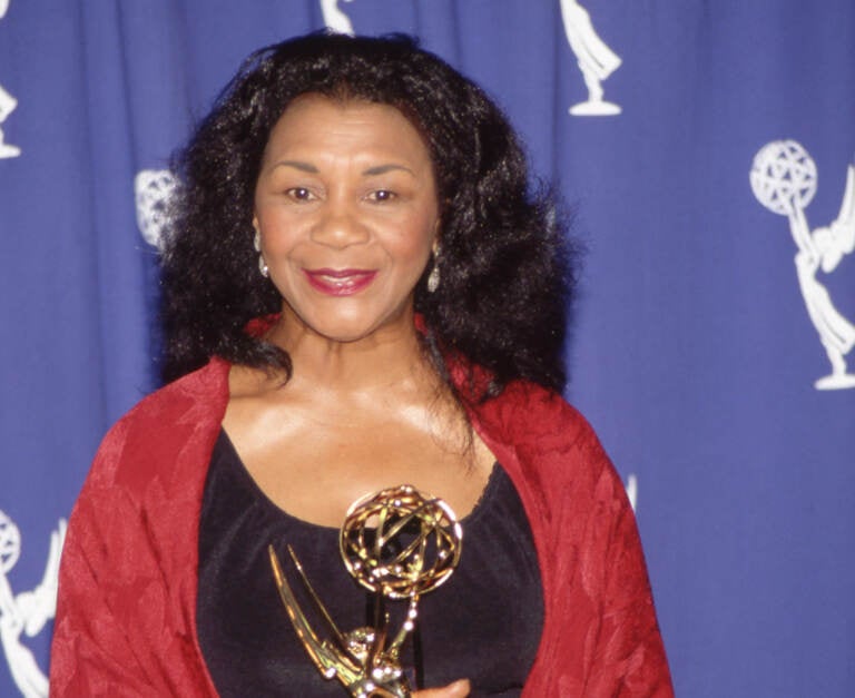 Actress Mary Alice holding her Emmy Award in the press room in 1993.
(Dan Watson/Disney General Entertainment Content via Getty Images)