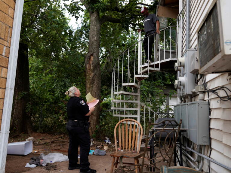 An Oklahoma County deputy serves a renter with a court summons notifying him of an eviction order in Oklahoma City, Okla., on Sept. 15, 2021. (Nick Oxford/REUTERS)