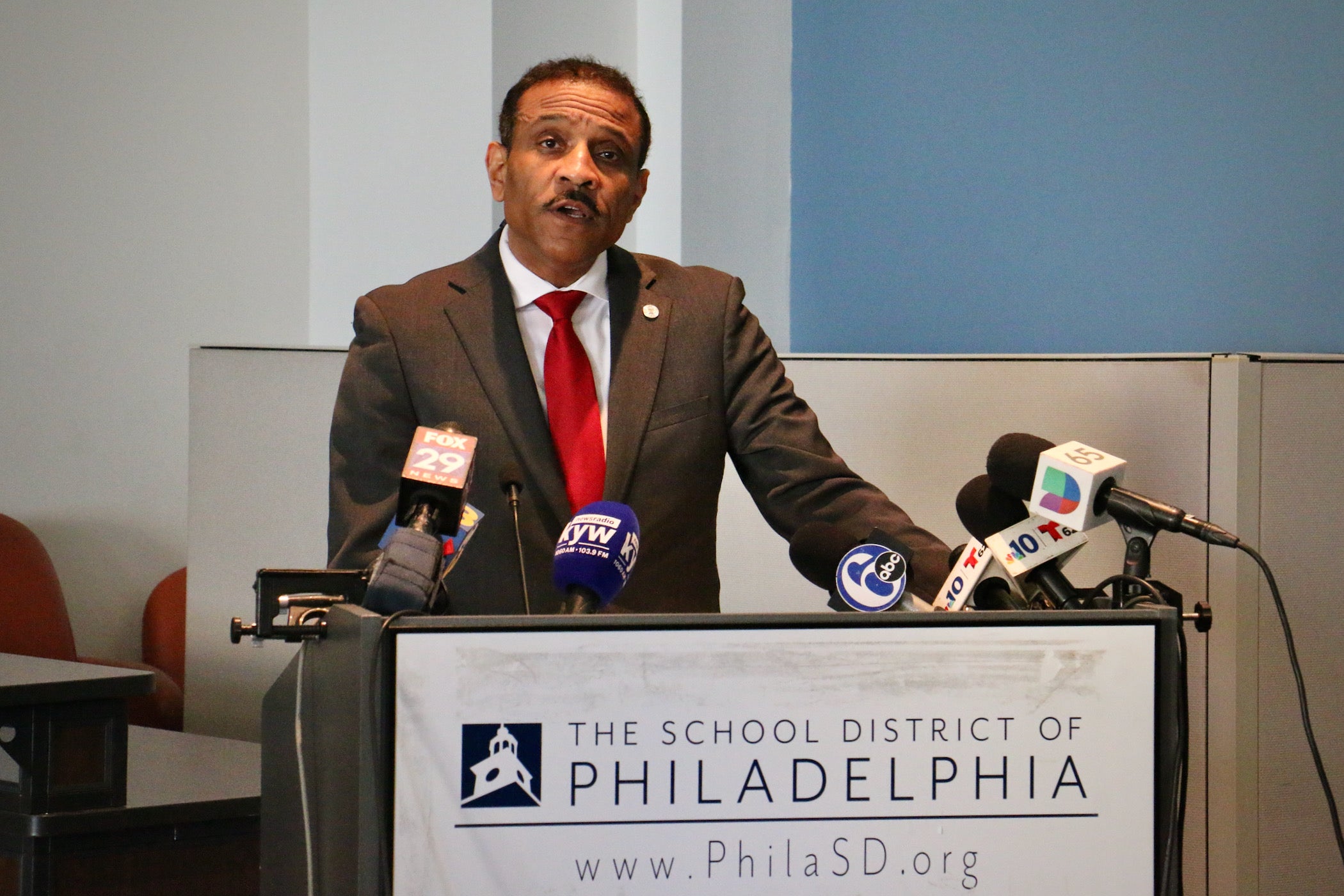 More Philadelphia schools could soon go 'phone free' - 6abc