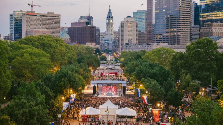 Crowds fill the Ben Franklin Parkway for Made in America