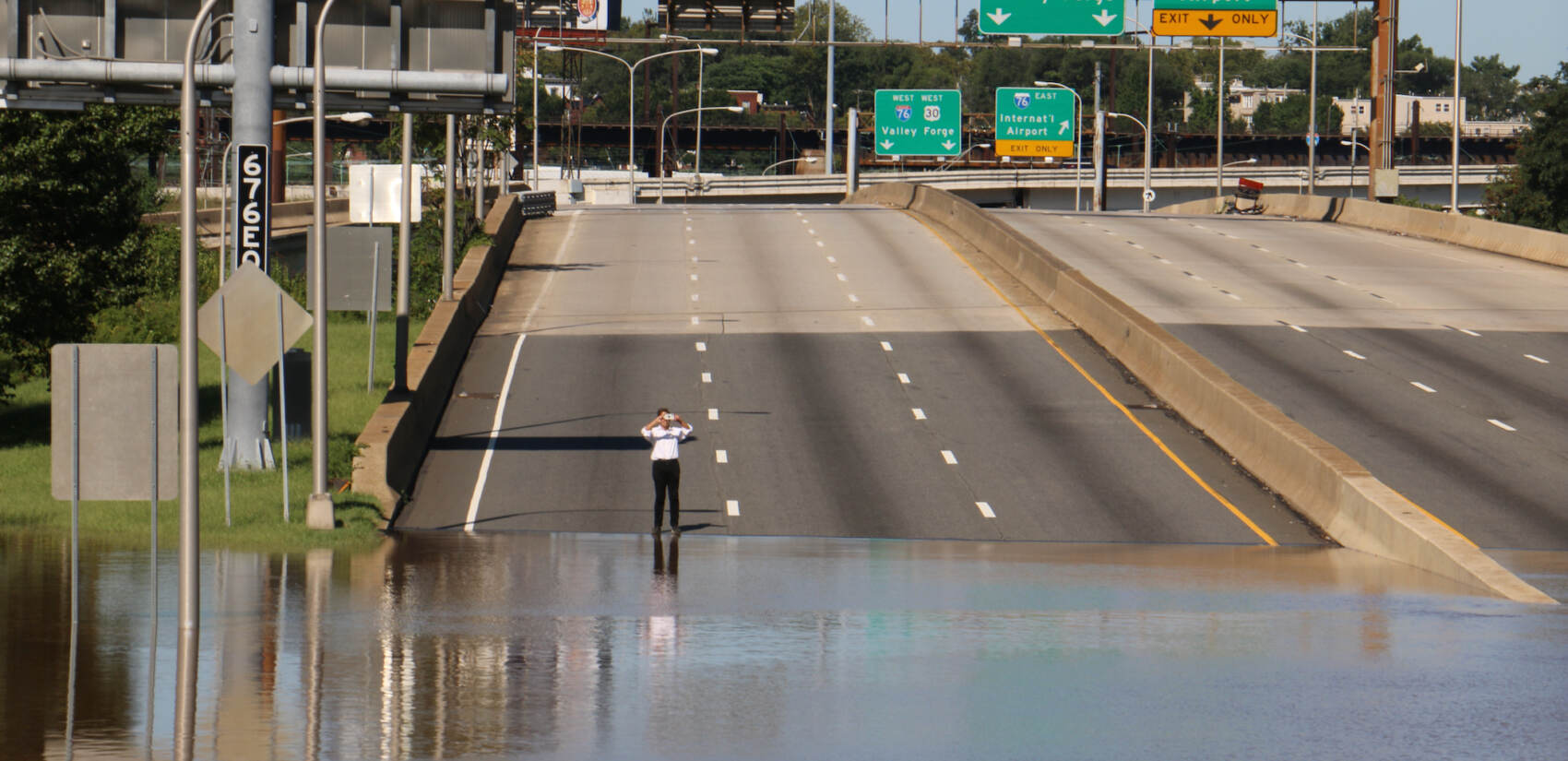 Flooding caused by the remnants of Hurricane Ida closed the Vine Street Expressway. (Emma Lee/WHYY)