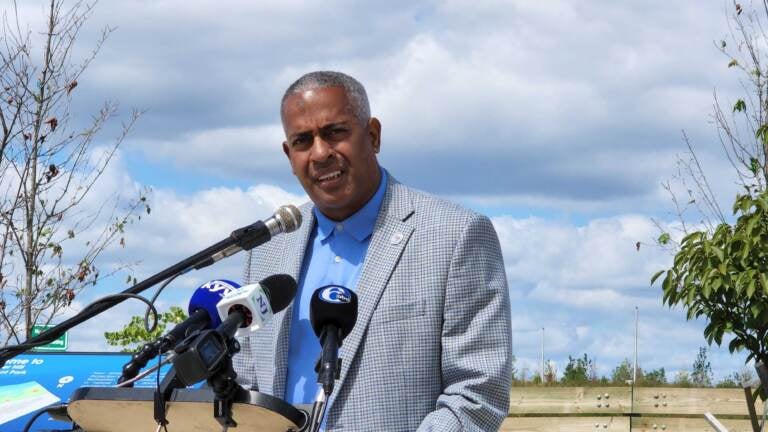 Camden Mayor Victor Carstarphen speaks at Cramer Hill Waterfront Park. (Tom MacDonald/WHYY)