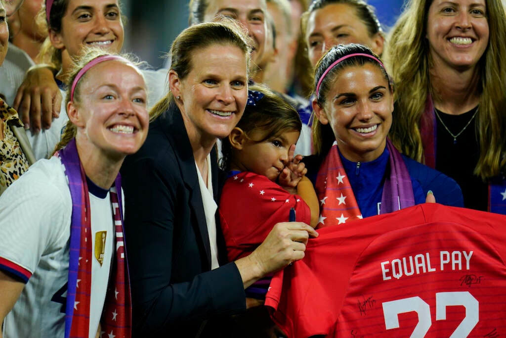 US women's national team reach agreement with US soccer over equal pay -  BBC Sport