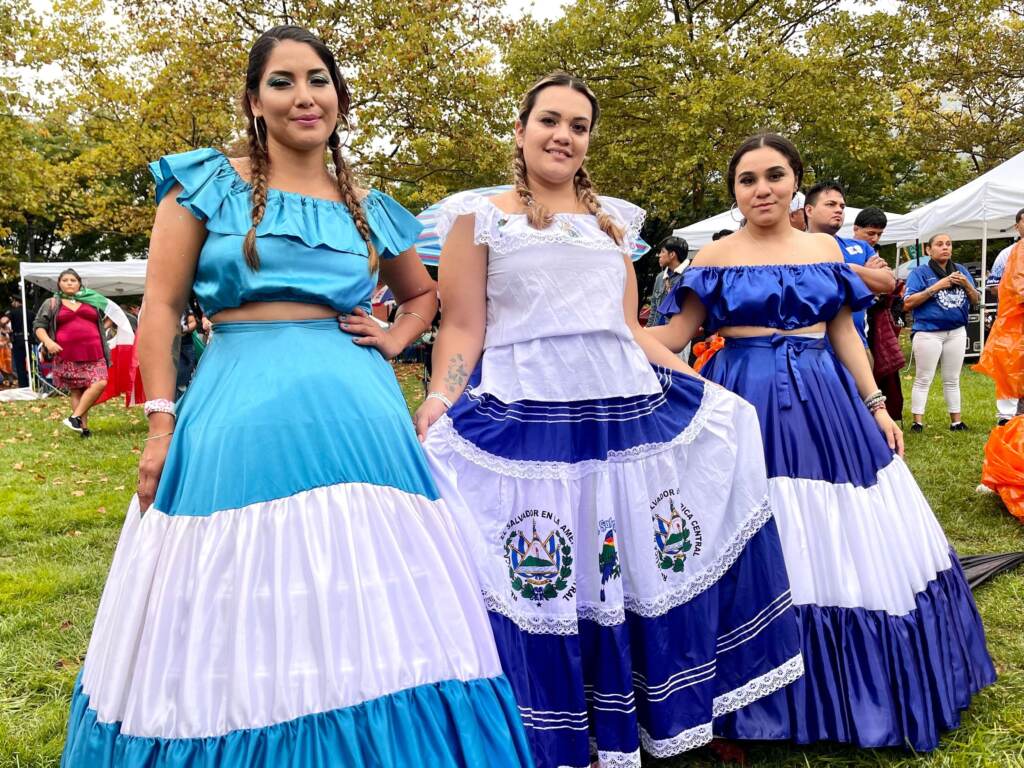 joven Hispano mujer y hombre en independencia día o cinco Delaware mayonesa  desfile o cultural festival 27876828 Foto de stock en Vecteezy