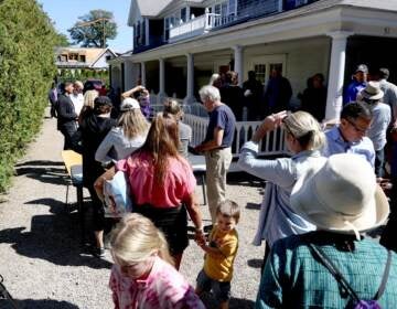 Marthas Vineyard residents line up in front of St. Andrews Parish House to donate food to the recently arrived migrants. Two planes of migrants from Venezuela arrived suddenly Wednesday night on Martha's Vineyard.
Jonathan Wiggs/The Boston Globe via Getty Images