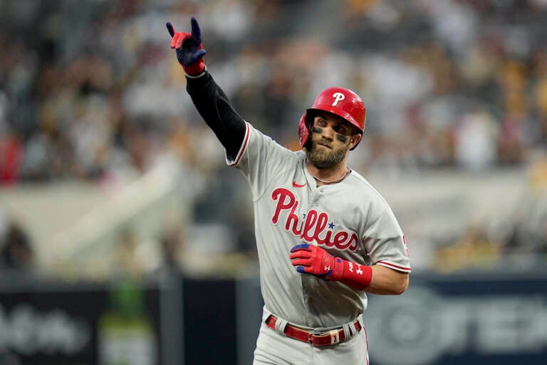 Harper, Phillies tie World Series mark with 5 HR, top Astros