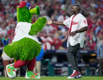 Ryan Howard greets the Phanatic