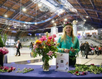 Jackie Small of Philly DIY Wedding creates flower wreaths at the Philadelphia Flower Show announcement. Small will be one of the vendors when the show returns to the Pennsylvania Convention Center in March of 2023. (Emma Lee/WHYY)