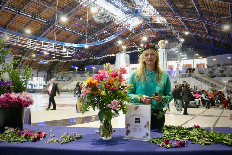 Jackie Small of Philly DIY Wedding creates flower wreaths at the Philadelphia Flower Show announcement. Small will be one of the vendors when the show returns to the Pennsylvania Convention Center in March of 2023. (Emma Lee/WHYY)